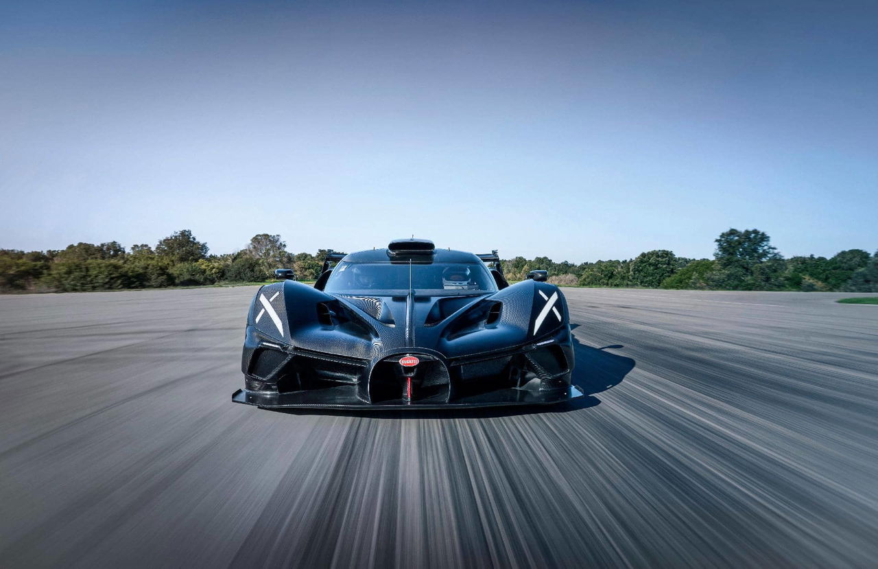 Vista frontal del Bugatti para las 24 Horas de Le Mans WEC 2024, mostrando su agresiva aerodinámica.