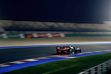 Vista dinámica del Bugatti en plena competencia nocturna en Le Mans.