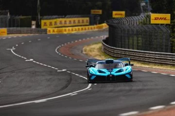 Vista dinámica del Bugatti en acción durante las 24 Horas de Le Mans.