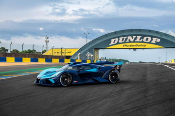 Vista lateral del Bugatti destinado a competir en las 24 Horas de Le Mans 2024.