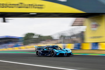 Vista dinámica del Bugatti en acción durante las 24 Horas de Le Mans.