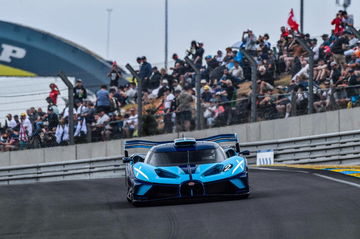 Vista dinámica del Bugatti en acción durante las 24 Horas de Le Mans