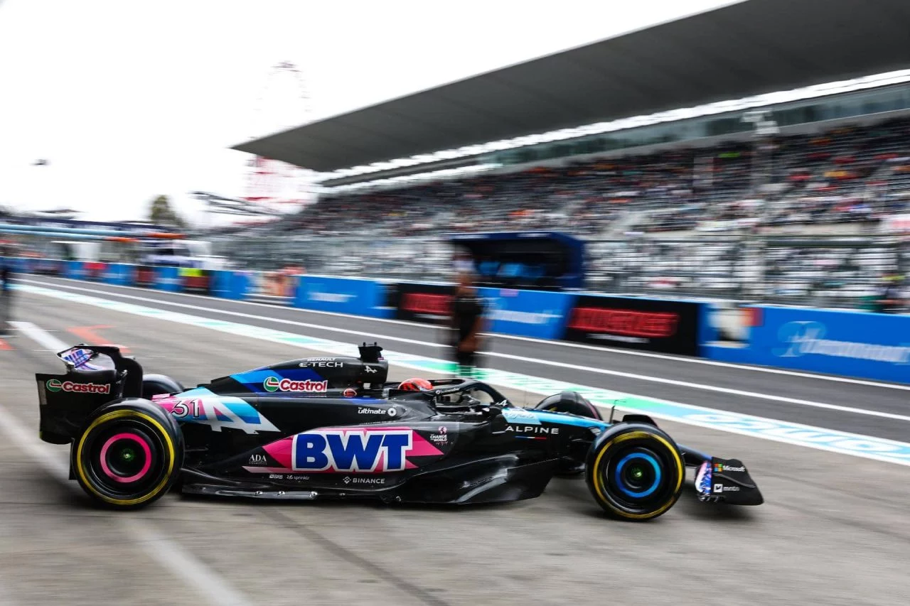 Monoplaza de Alpine F1 en acción durante el Gran Premio de Japón 2024.