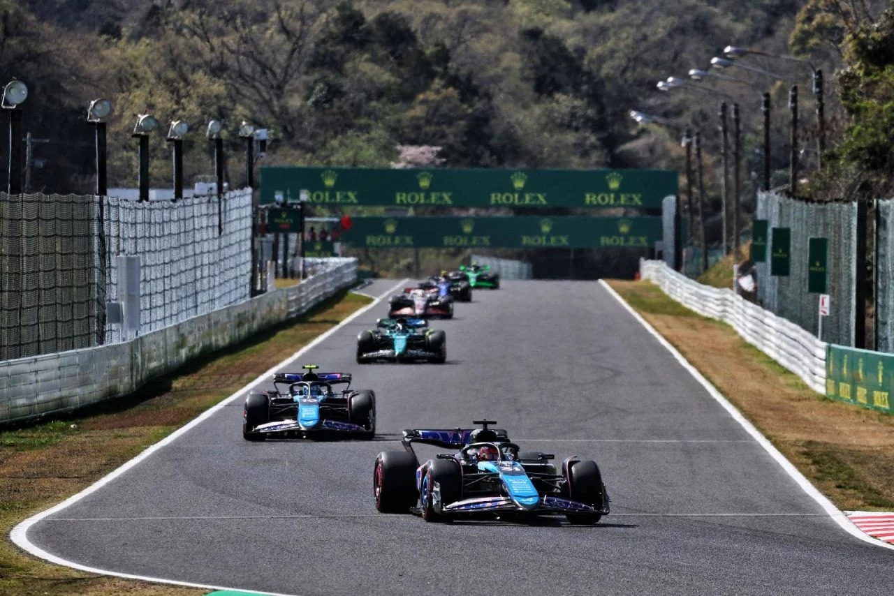 Monoplazas de Alpine F1 en acción durante el GP de Japón 2024. Puro espectáculo de velocidad y tecnología.