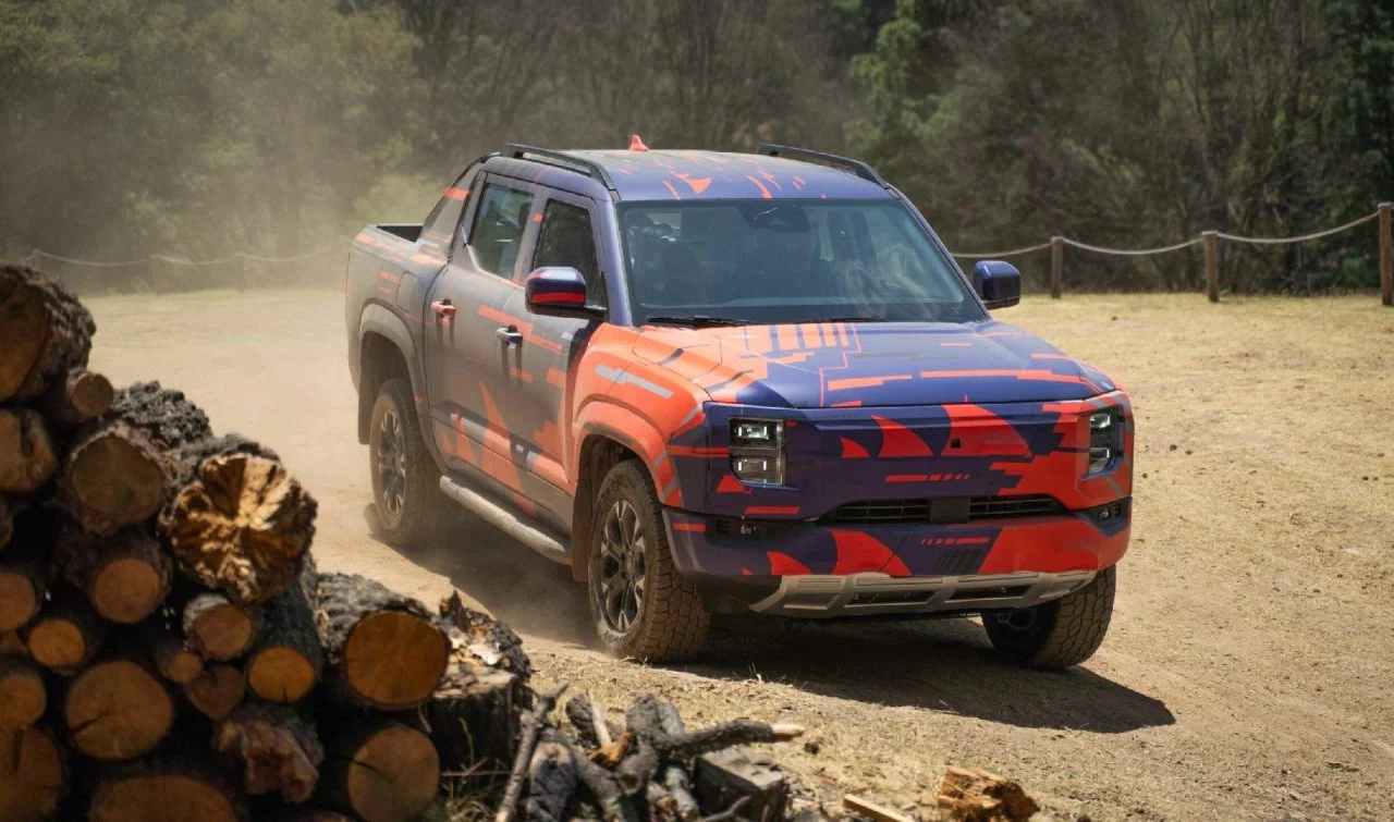 Vista de una pick-up BYD en entorno off-road, mostrando su robustez y diseño aventurero.