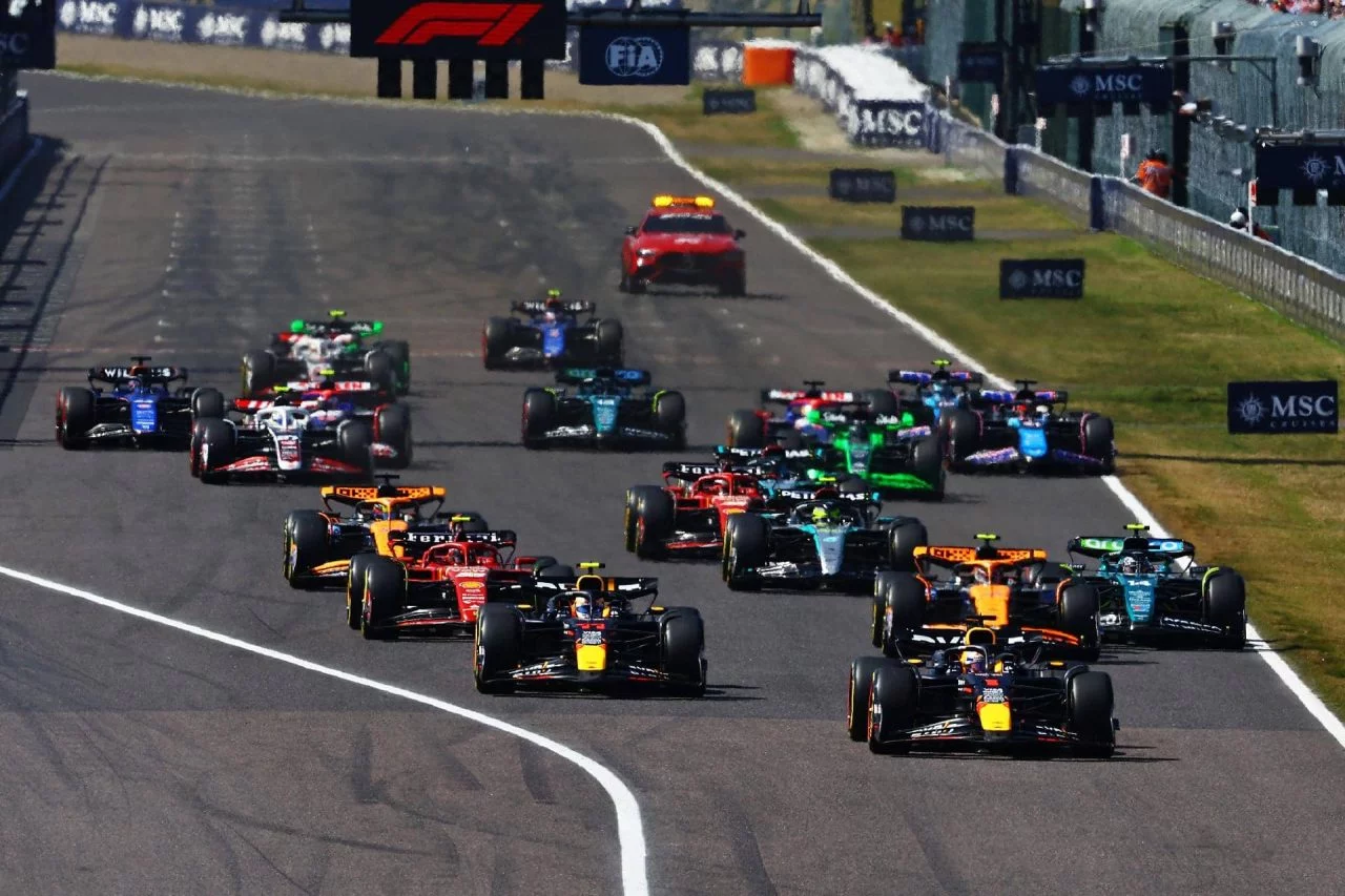 Monoplazas de F1 disputando una carrera de la temporada 2025 en un circuito desconocido