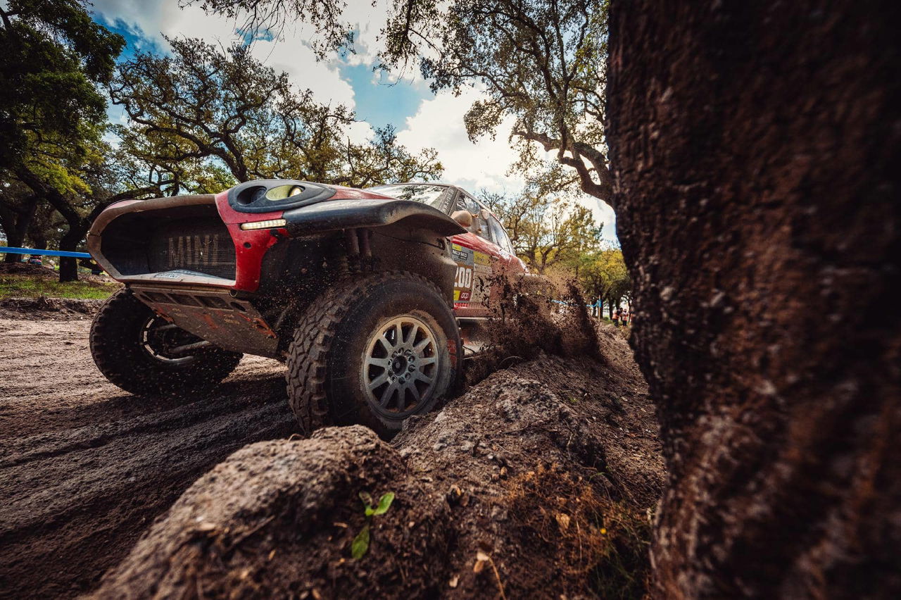 Carlos Sainz afronta con destreza el exigente terreno del W2RC en Portugal a bordo de su Mini.