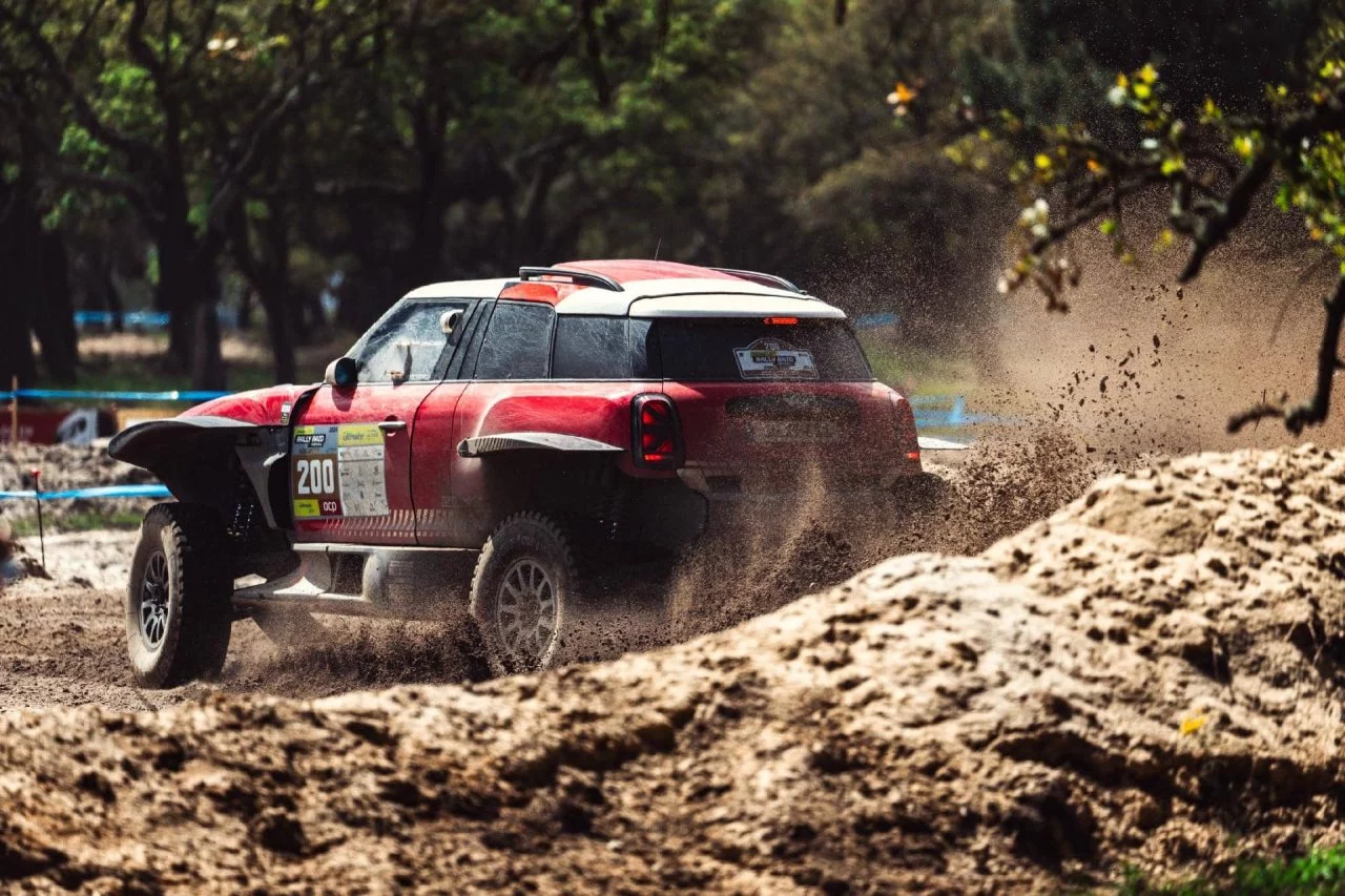 El Mini de Carlos Sainz compitiendo en el W2RC en Portugal, mostrando habilidad en terrenos difíciles.