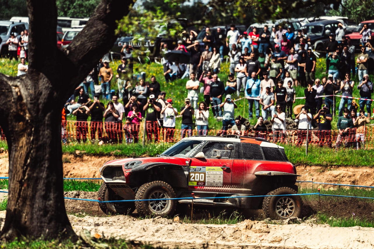 Carlos Sainz compitiendo en el WRC con su Mini, acción en Portugal.