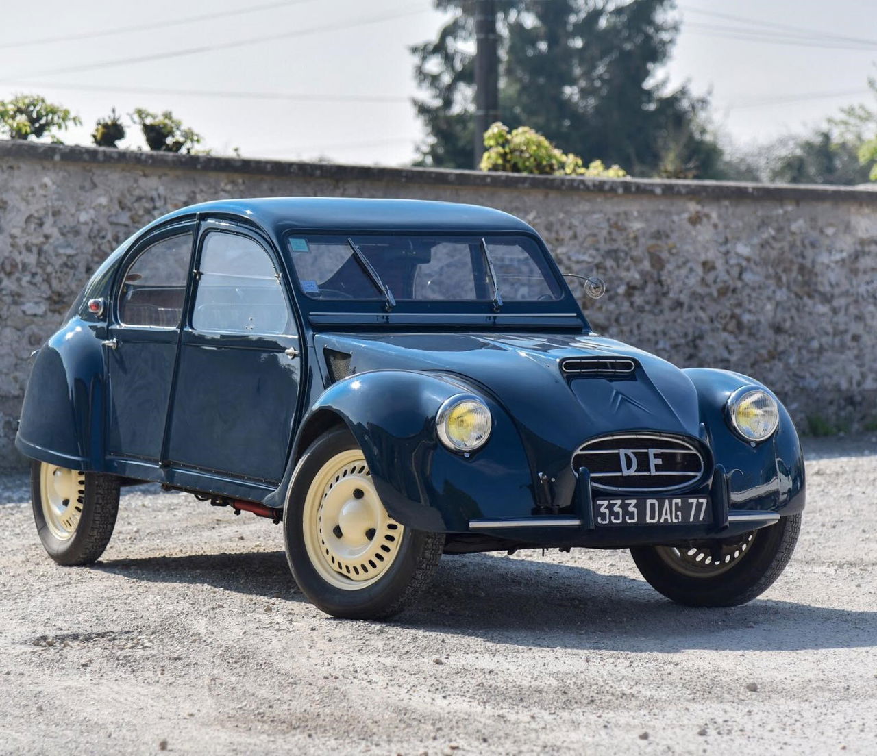 Clásico Citroën 2CV en vista angular, deslumbra con su diseño atemporal.