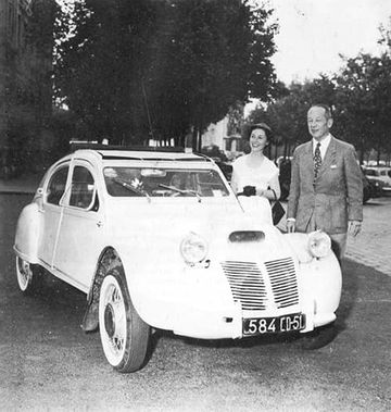 Vista delantera y lateral de un Citroën 2CV Dagonet, clásico de diseño único