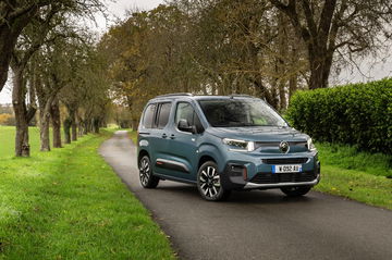 Vista delantera y lateral del Citroën Berlingo en un entorno natural.