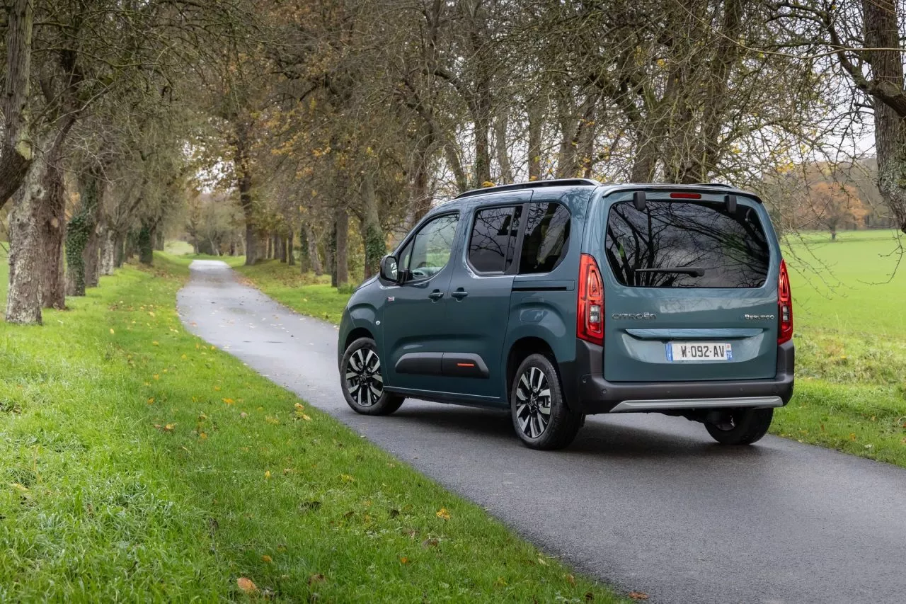 Vista trasera y lateral del Citroën Berlingo en camino rural