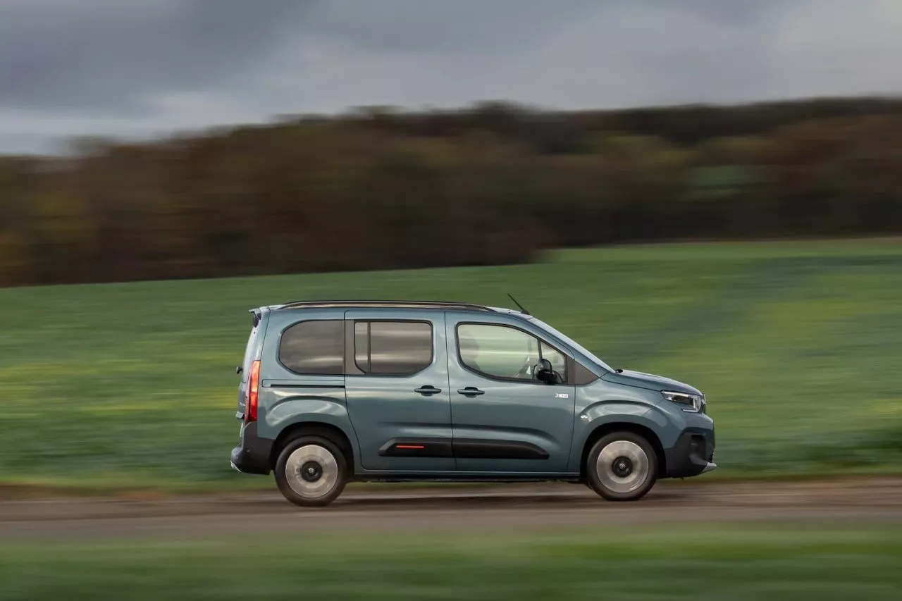 Vista lateral del Citroën Berlingo en movimiento, realzando su diseño funcional.