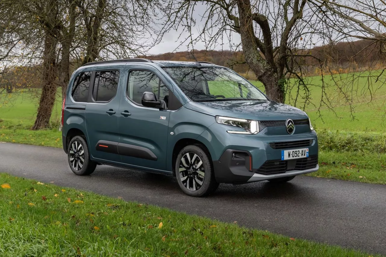 Vista lateral del Citroën Berlingo mostrando su diseño distintivo.