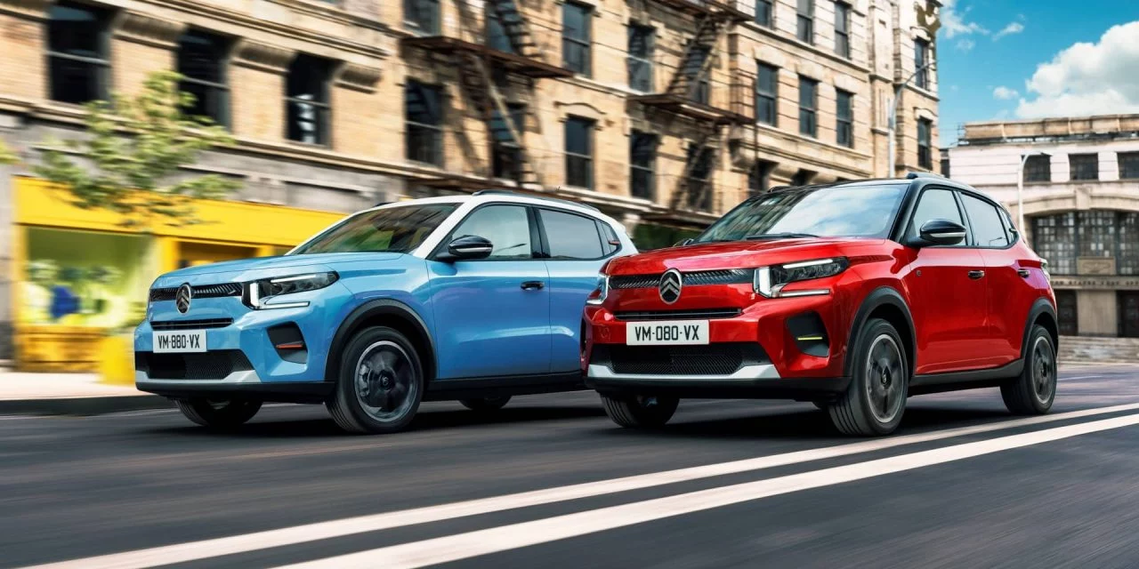 La imagen muestra dos Citroën C3 en movimiento, destacando su diseño lateral.