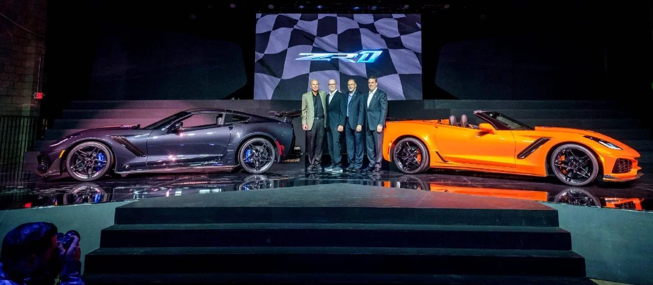 Presentación del Chevrolet Corvette ZR1 Convertible en color naranja y su versión coupé.