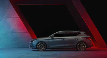 Vista lateral del nuevo Cupra León 2024 destacando su diseño deportivo y líneas agresivas.