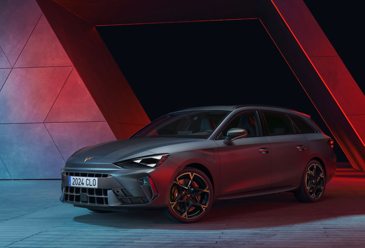 Vista lateral del CUPRA León Sportstourer 2024 con diseño deportivo y elegante.