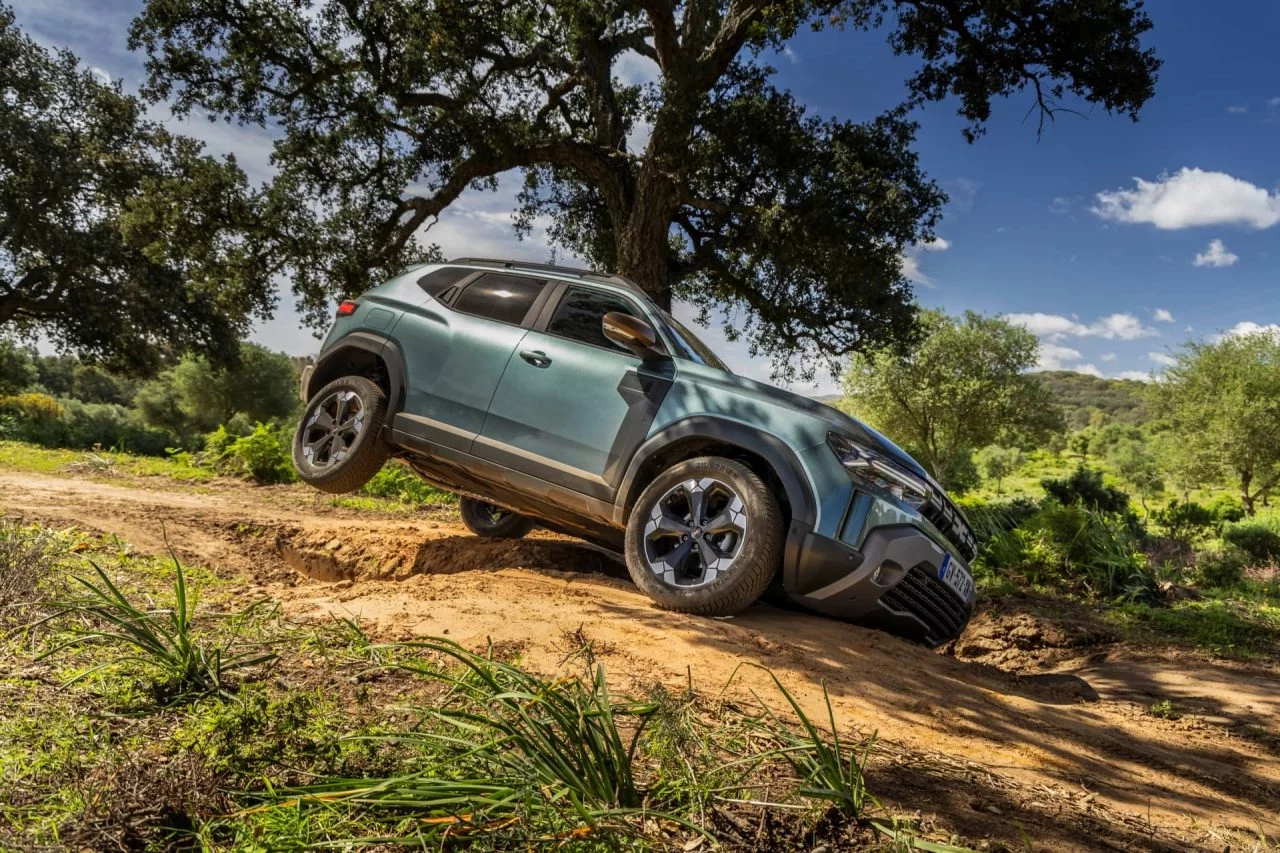 Vista lateral del Dacia Duster exhibiendo sus capacidades todoterreno.