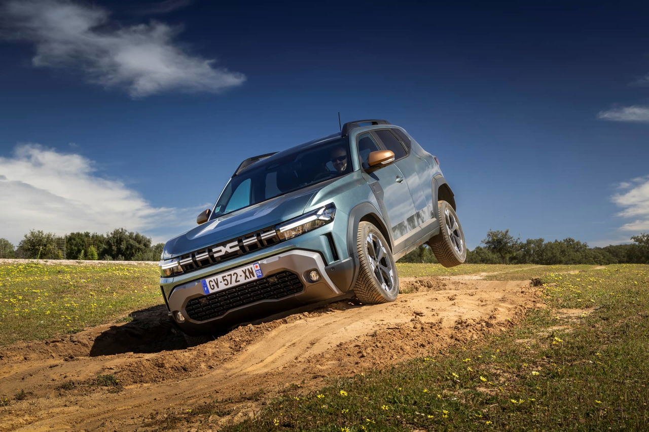 Imagen del Dacia Duster superando obstáculos en terreno no asfaltado, mostrando sus capacidades todoterreno.