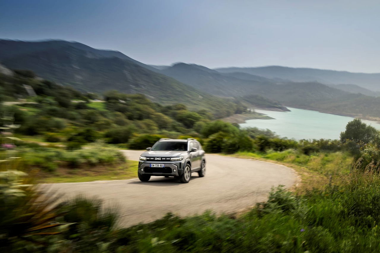 El Dacia Duster se muestra en plena aventura por caminos rurales