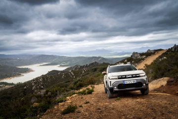 Vista del Dacia Duster explorando terreno montañoso, mostrando su capacidad off-road.