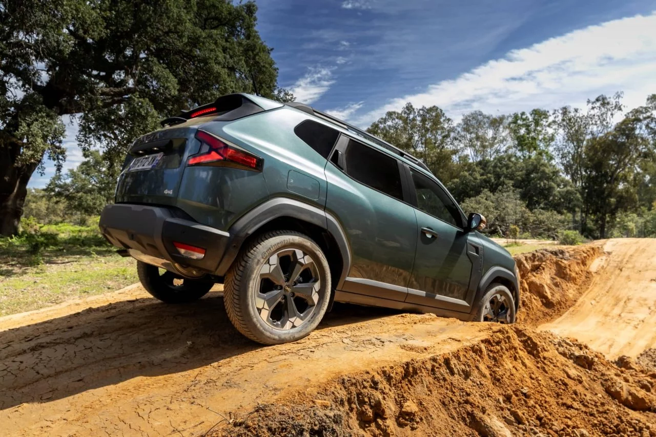 Dacia Duster descendiendo una pendiente, demostrando su capacidad todoterreno.