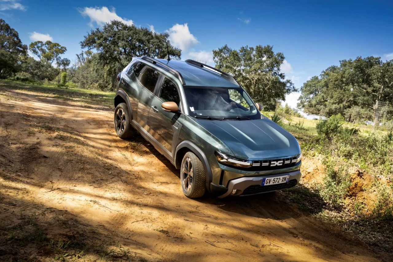 Vista dinámica del Dacia Duster en un entorno de caminos de tierra.