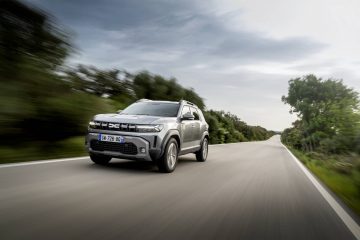 Vista dinámica del Dacia Duster en movimiento, mostrando su frontal y perfil.