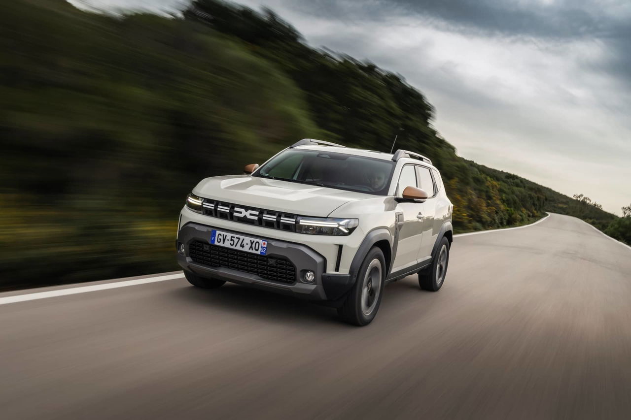 Vista dinámica del Dacia Duster mostrando su prominente frontal y diseño lateral.