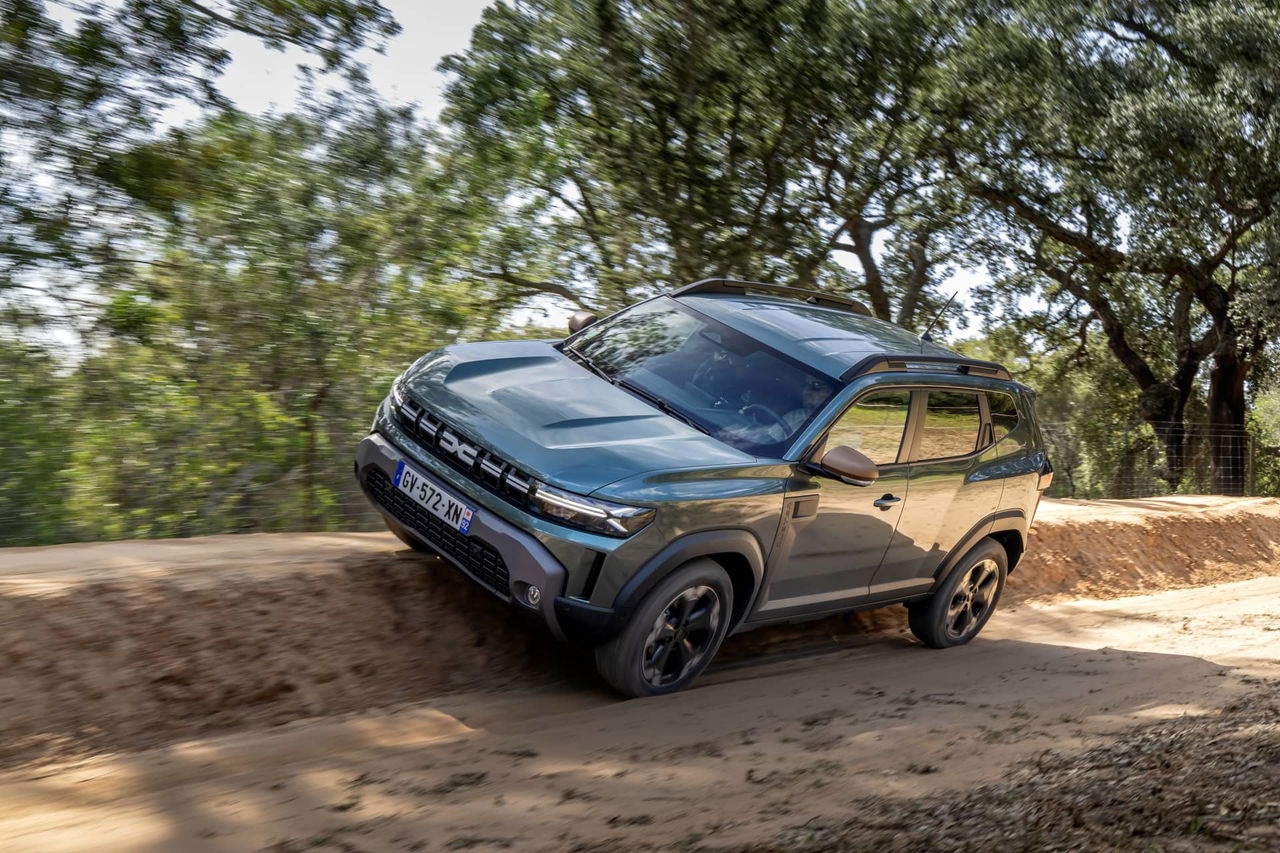 Vista lateral del Dacia Duster mostrando su diseño robusto y aptitudes todoterreno.