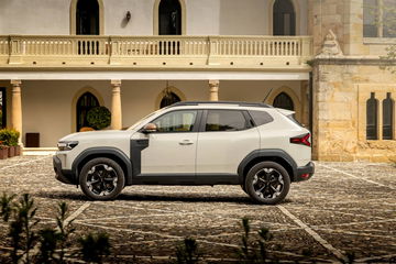 Vista lateral del Dacia Duster destacando su diseño robusto y líneas dinámicas.