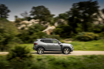 Vista lateral del Dacia Duster, enfatizando su diseño robusto