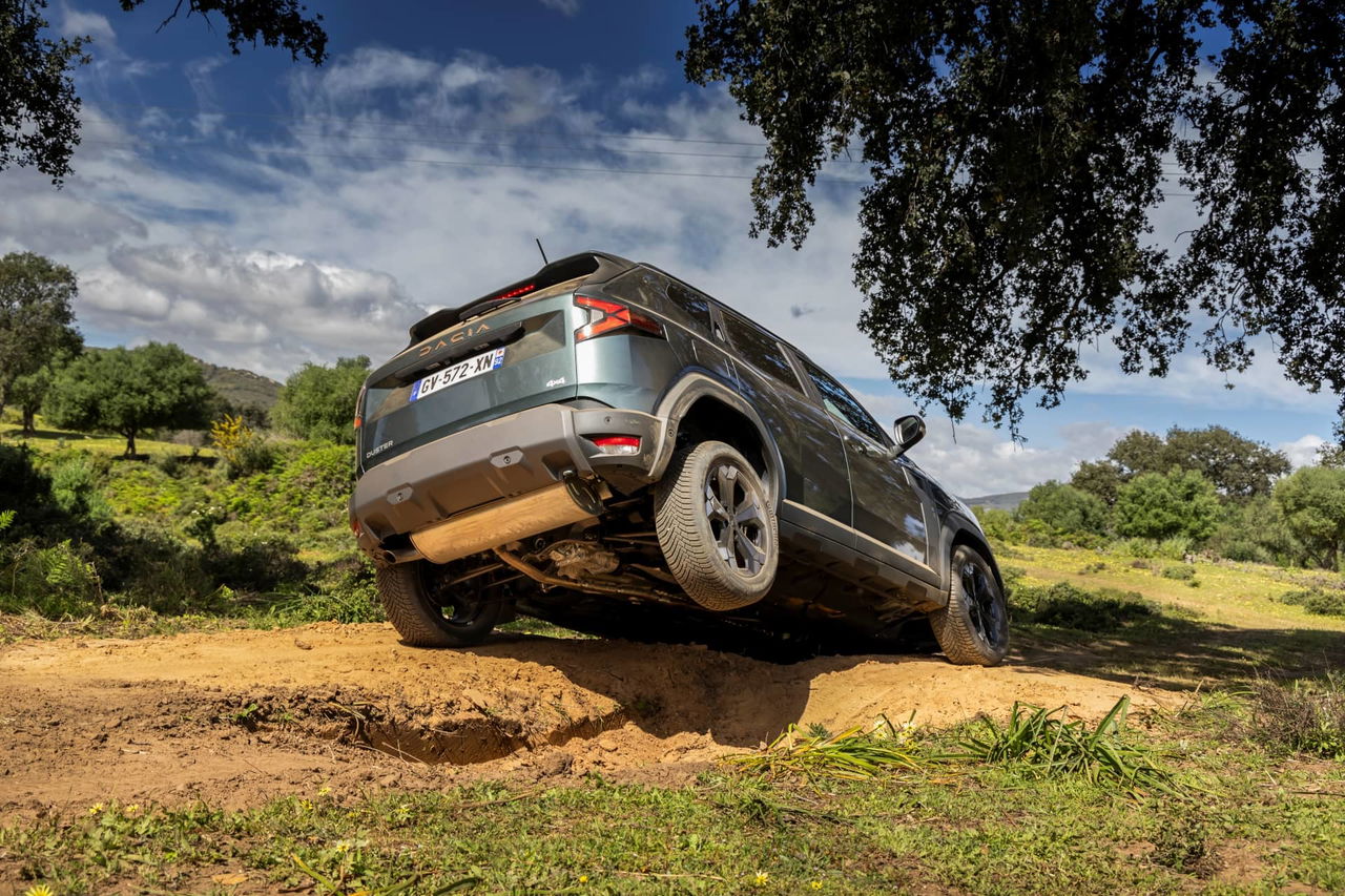 Vista del Dacia Duster en una demostración de sus capacidades off-road.