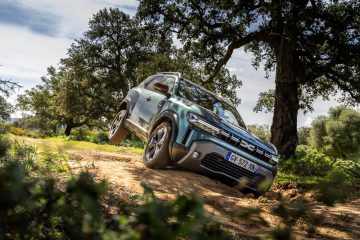 El Dacia Duster muestra su capacidad todo terreno en un entorno natural.