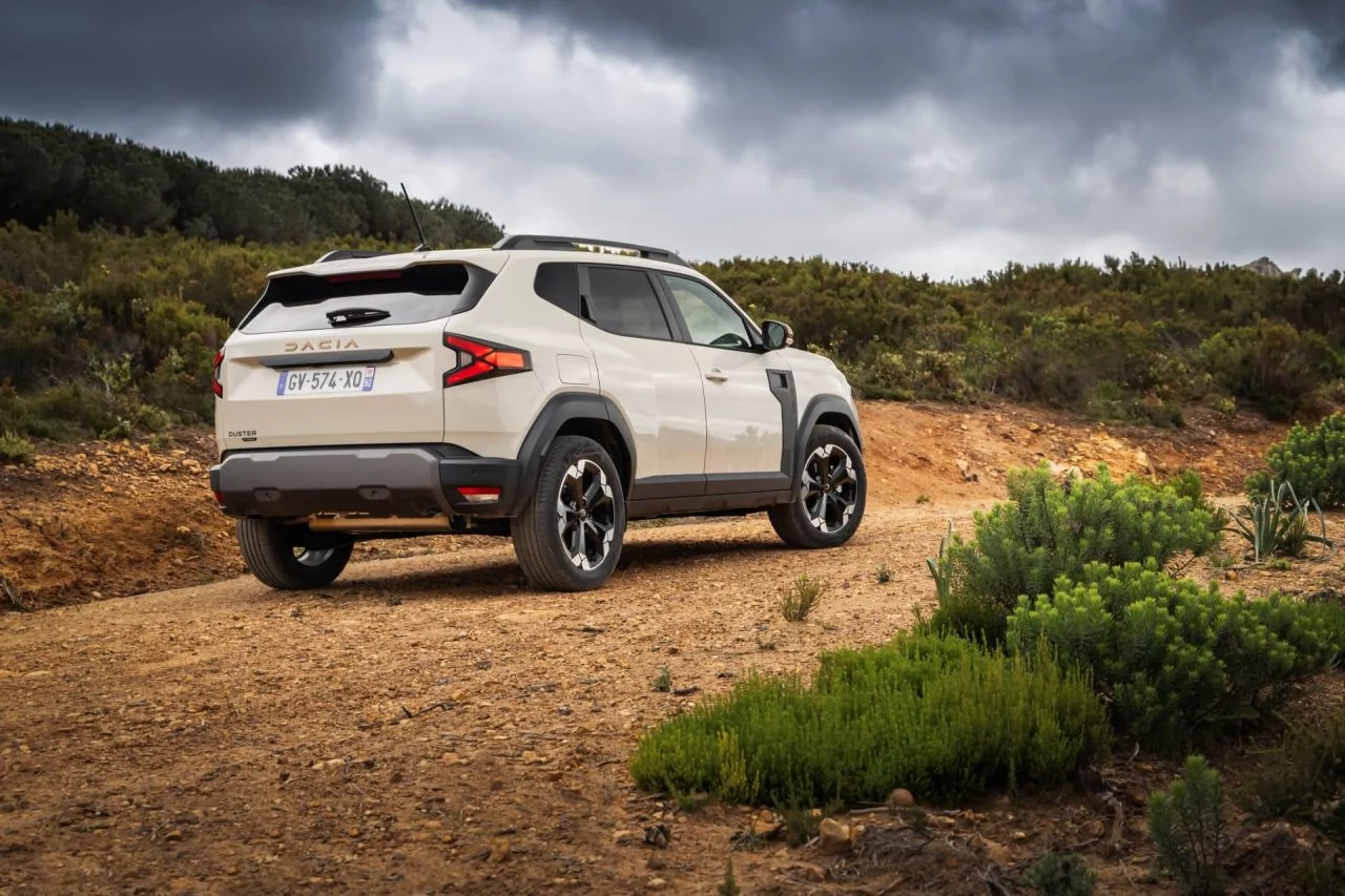 Vista trasera y lateral de un Dacia Duster en un entorno off-road.