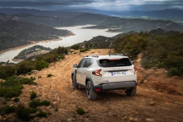 Vista trasera y lateral del Dacia Duster en un entorno montañoso.