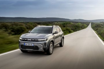 Vista dinámica del Dacia Duster destacando su frontal y línea lateral.