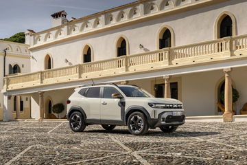 Vista lateral del Dacia Duster que muestra su perfil robusto y aventurero.