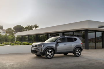 Vista lateral del Dacia Duster destacando su línea y diseño robusto