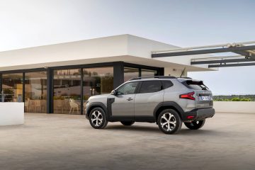 Vista lateral del Dacia Duster que muestra su línea de diseño robusta.