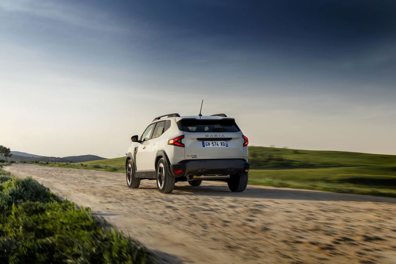 Vista trasera y lateral del Dacia Duster destacando su diseño robusto y capacidad off-road.