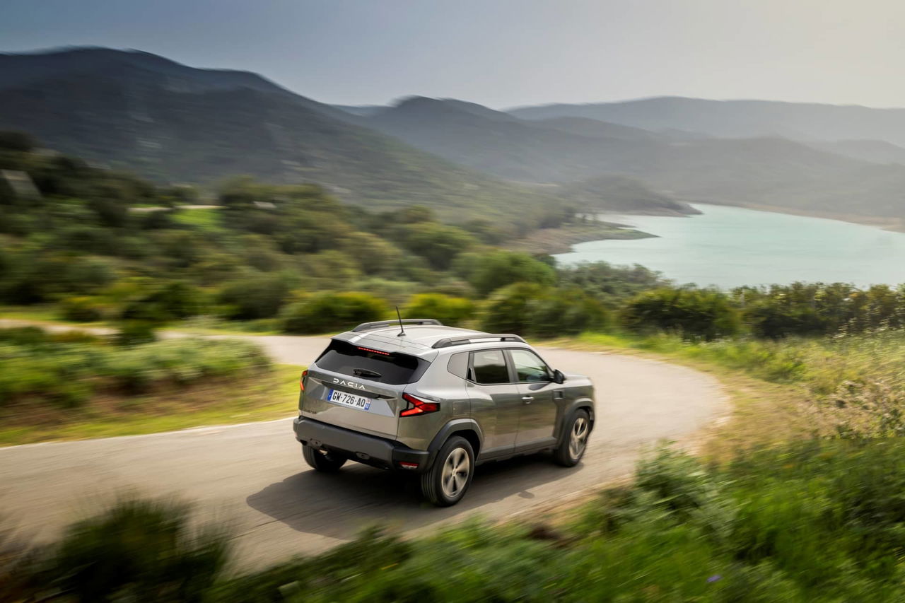 Dacia Duster mostrando su diseño robusto y capacidad off-road.