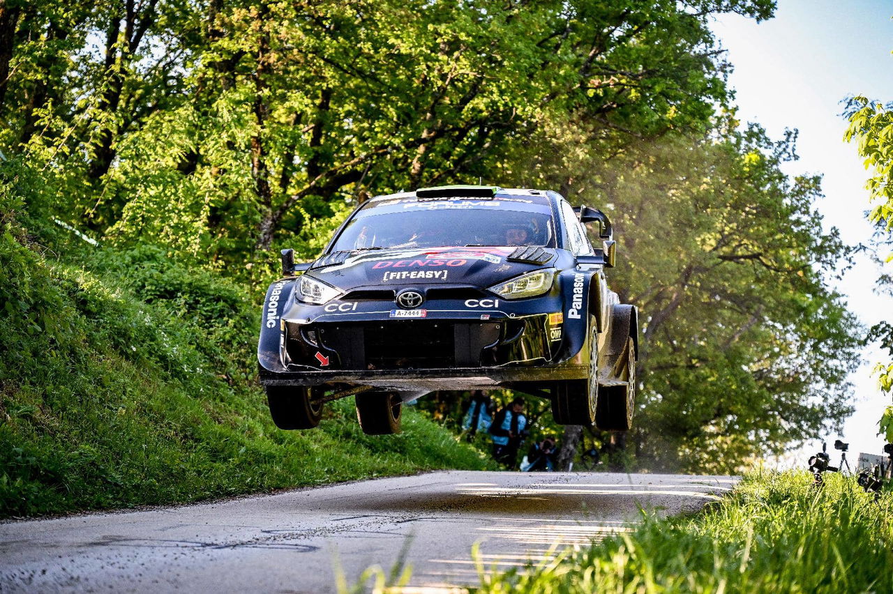 Toyota Yaris WRC desafiando la gravedad en un salto espectacular.