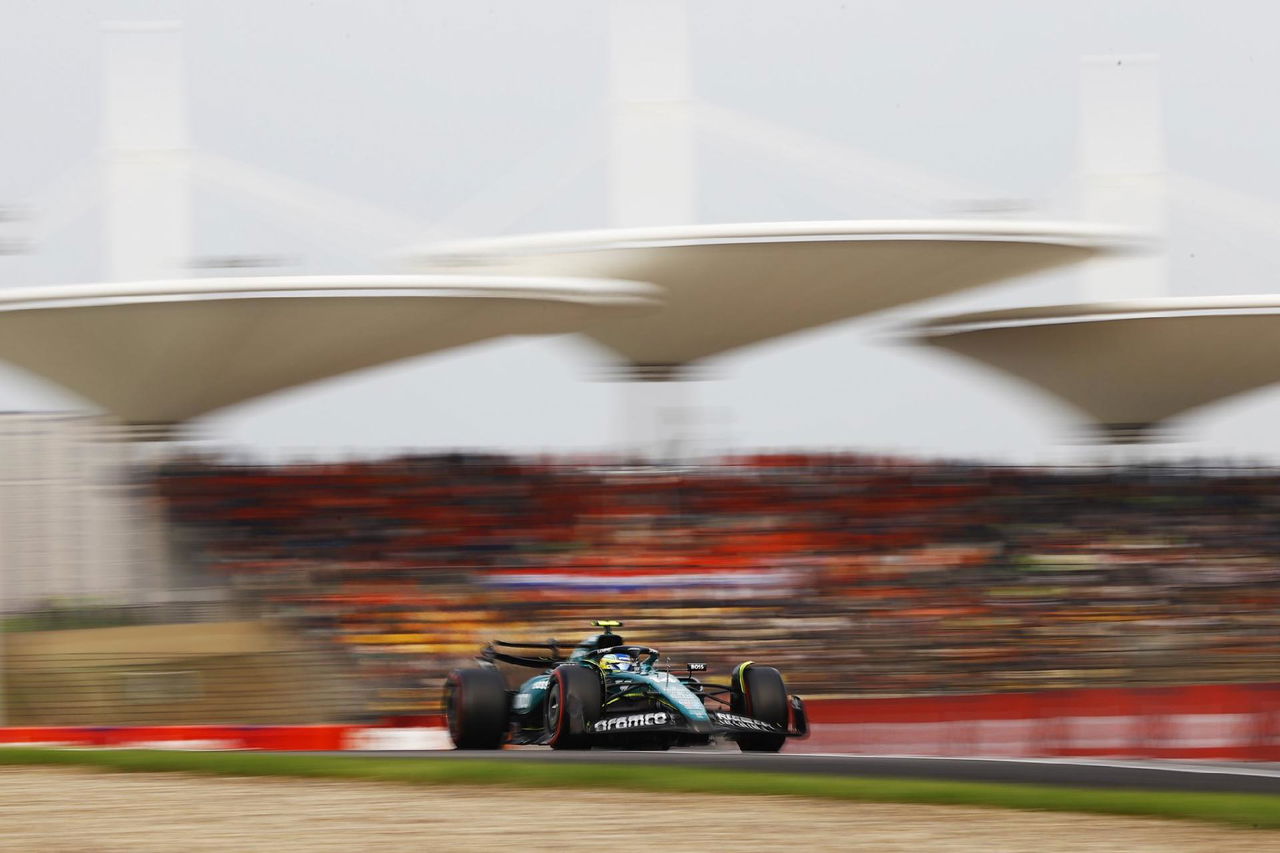 Monoplaza en acción durante el GP de China, circuito con gran afluencia de público.