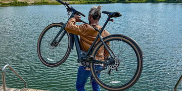 Vista de una bicicleta eléctrica tipo gravel, destacando su diseño y componentes.