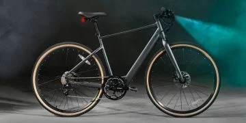 Vista lateral de la bicicleta eléctrica Fiido C21, destaca por su diseño elegante y minimalista.