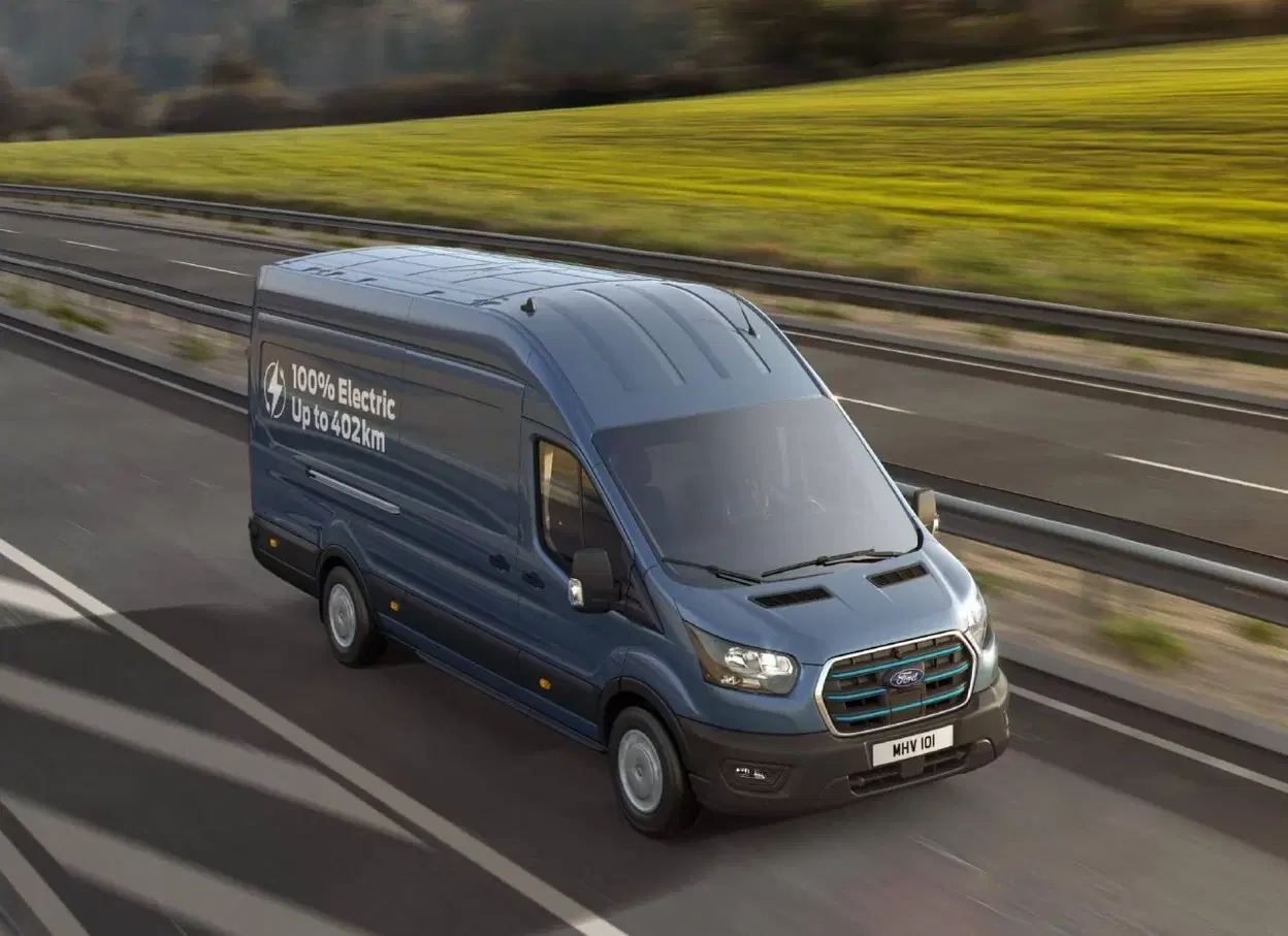 Vista dinámica del Ford E-Transit con autonomía extendida en carretera.