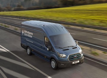 Vista dinámica del Ford E-Transit con autonomía extendida en carretera.